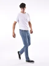 Jean azul oscuro de corte recto, con bolsillos delanteros y traseros.