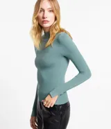 Blusa básica de cuello alto y manga larga, confeccionada en tejido de punto de viscosa con acabado acanalado y detalle de abertura en los puños.