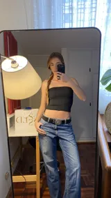 Top strapless negro de corte ajustado, confeccionado en tejido elástico con acabado liso.