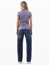 Chomba color lila de corte slim confeccionada en tejido de piqué suave y transpirable. Presenta cuello tipo chomba, cartera de dos botones, logo de Tommy Hilfiger bordado en el pecho y bandera de Tommy Hilfiger bordada en la manga.