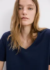 Remera azul marino de manga corta y cuello redondo, confeccionada en algodón.