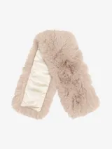 Cuello de pelo sintético color beige, con interior de satén.