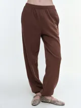Pantalón deportivo de calce relajado con cintura y puños elastizados. Cuenta con bolsillos laterales y un diseño minimalista.