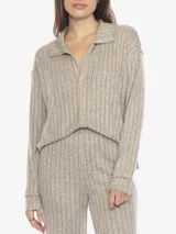 Sweater de tejido de punto acanalado, color gris claro jaspeado, con cuello polo incorporado y escote en V con botones.