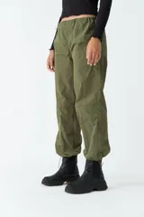 Pantalón verde militar de tiro medio, corte recto y largo cropped.