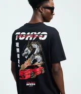 Remera negra de corte comfort y manga corta, con cuello redondo y estampado de estilo urbano con un auto rojo y un dragón en la espalda.