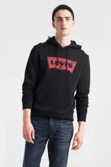 Buzo hoodie negro de Levi's con logo batwing rojo estampado en el pecho, bolsillo tipo canguro y capucha con cordón ajustable.