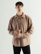 Camisa de manga larga color gris oscuro, confeccionada en algodón, con cuello clásico, cierre frontal con botones, bolsillo de parche en el pecho y corte clásico.