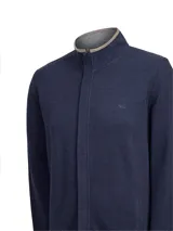 Buzo de hombre con cierre frontal completo y tapeta, cuello alto con terminación en contraste, manga larga y bolsillos laterales. Confeccionado en tejido de algodón orgánico y poliéster reciclado.