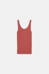Musculosa de canalé color verde militar, con escote redondo y cierre frontal parcial con tres botones.