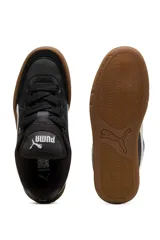 Championes Puma modelo Park Lifestyle Sk8, de diseño urbano inspirados en el skate, color blanco con franja lateral negra, detalles en gamuza gris en la puntera y suela de goma marrón tipo gum.