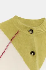 Chaqueta de punto con diseño de rombos en tonos verde oliva y crema, con cuello redondo, cierre frontal de botones y mangas largas con puños ajustados.