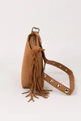 Cartera de gamuza color marrón con flecos en los laterales y tira con ojales metálicos.