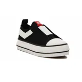 Zapatilla Pony urbana de lona negra con elásticos blancos cruzados en el empeine y suela de plataforma blanca con línea negra.