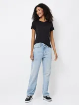 Remera negra de corte slim fit, cuello redondo y manga corta. Estampado frontal con el logo de Calvin Klein Jeans en color marrón.