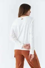 Remera negra de algodón, de manga larga y escote redondo.