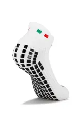 Medias soquete deportivas de color blanco marca Lotto, con suela antideslizante de goma negra, detalle de la bandera italiana en el tobillo y logo impreso en el empeine y lateral.