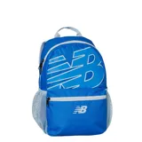 Mochila New Balance de diseño deportivo, color negro con detalles en blanco. Cuenta con un compartimento principal amplio, bolsillo frontal con cierre y bolsillos laterales de malla. Presenta el logo de la marca estampado en el frente y en el bolsillo delantero.