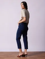 Jean azul oscuro de tiro medio, pierna recta y terminación crop. Pretina con pasadores, botón y cierre. Delantera y trasera con bolsillos.