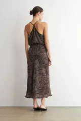 Falda midi de corte evasé con estampado animal print en tonos tostado y negro.