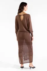 Falda midi tejida color marrón chocolate, con diseño calado en la parte inferior y tajo trasero.