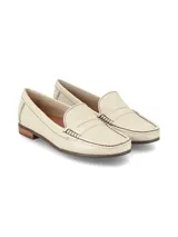 Mocasín de cuero con textura reptil color crema, de corte clásico y elegante, con costuras visibles y suela de goma con tacón bajo de madera.