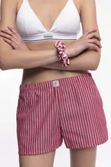 Short de popelina de algodón con estampado de rayas verticales celestes y blancas, cintura elastizada y bolsillos laterales.