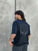 Remera negra oversize con estampado geométrico en la espalda y logo 'Osten' en la parte inferior.