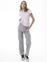 Pantalón técnico Merrell 4 Way Spandex de color gris, desmontable y convertible en short. Cuenta con bolsillos laterales con cierre, trabillas para cinturón y ajuste en la botamanga.