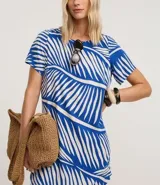 Vestido corto estilo camiseta, con escote redondo y mangas cortas. Presenta un estampado de follaje en blanco y azul vibrante.