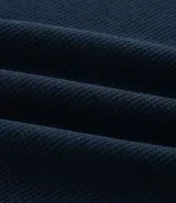 Remera de manga larga con cuello redondo y textura, de corte regular. Confeccionada en una mezcla de algodón, poliéster y viscosa.