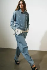 Jeans ZW Collection de tiro alto y diseño balloon leg, color celeste con efecto lavado. Presenta trabillas para cinto, bolsillos laterales ocultos en costura y cierre frontal con cremallera y botón metálico.