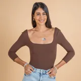 Collar con dije compuesto por tres aros entrelazados de plata 925, con cadena de eslabones tipo veneciana.