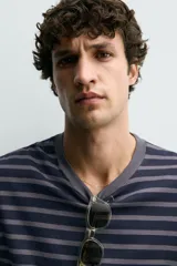 Camiseta relaxed fit de manga larga, con cuello redondo y estampado de rayas horizontales en azul marino y gris.