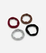 Set de cuatro gomitas de pelo tejidas en colores borgoña, marrón, gris y negro.