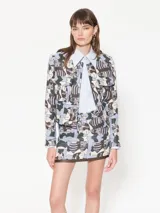 Minifalda confeccionada en jacquard multicolor con estampado abstracto, forrada en tafeta jacquard. Lleva cinto en tela base con dos broches dorados. Acceso mediante cierre invisible en lateral. Vivos en ruedo de cuero vacuno con efecto desgastado.