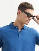 Remera azul con cuello polo y tapeta de dos botones.