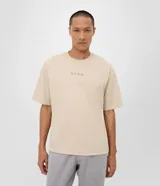 Remera boxy de algodón color beige, de cuello redondo, manga corta y corte amplio. Cuenta con un pequeño bordado con la inscripción "think slowly" en el centro del pecho.