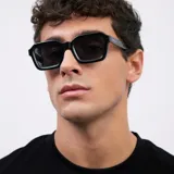 Lentes de sol cuadrados negros con armazón grueso de policarbonato francés y lentes polarizados japoneses con protección UV 400, antirayaduras y film súper hidrofóbico.