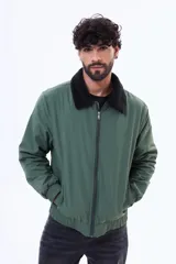 Campera de nylon color verde militar con cierre frontal, cuello de corderito negro y puños elásticos.