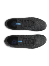Championes de fútbol Under Armour Magnetico Select 5, color negro con detalles en azul brillante. Presentan una parte superior de piel sintética con estampado 3D para mayor control, cuello textil tipo calcetín y suela de TPU con tacos cónicos para tracción óptima.