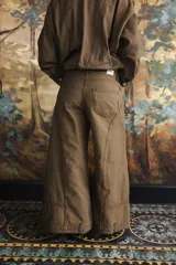 Jeans wide leg de tiro alto confeccionados en denim 100% algodón, con diseño bicolor combinando tonos azul oscuro y celeste, bolsillos traseros aplicados en la parte delantera y botamanga ancha.