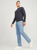 Pantalón jean celeste de corte recto, con tiro medio y calce relajado. Confeccionado en tejido de sarga 100% algodón, con cierre de cremallera y botón. Diseño clásico de cinco bolsillos.