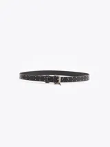 Cinturón de cuero vacuno negro con efecto gastado, adornado con mini tachas metálicas a lo largo de la lonja, hebilla metálica y dijes colgantes en forma de llave.
