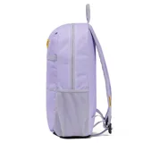 Mochila unisex color lila con base negra, bolsillo frontal con cierre, compartimento principal con cierre, bolsillos laterales de malla y presillas frontales para accesorios. Las correas de los hombros son ajustables y transpirables.