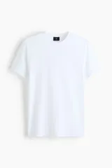 Remera de algodón liviano con cuello redondo y mangas cortas, corte slim fit.