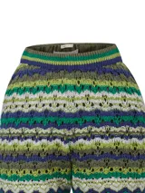 Short de tiro alto tejido a crochet con diseño de rayas horizontales en zigzag multicolor. Cuenta con una capa interna de tela para mayor comodidad y pretina elástica.