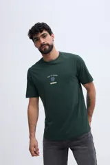 Remera de algodón color beige, de manga corta y corte regular, con estampa en la espalda inspirada en el océano.