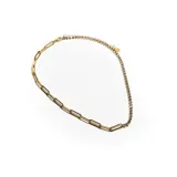 Collar dorado con una mitad de cadena de eslabones rectangulares y otra mitad de cadena de strass.