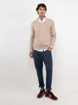 Jersey de cuello en pico para hombre, confeccionado en mezcla de algodón y cashmere. Presenta un diseño liso con logo bordado en el pecho y coderas de antelina a tono.
